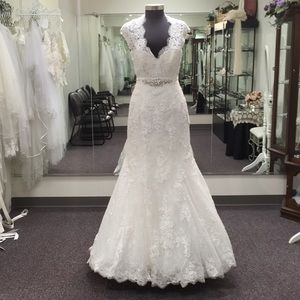 Maggie Sottero “Carolina” key hole back. Size 12